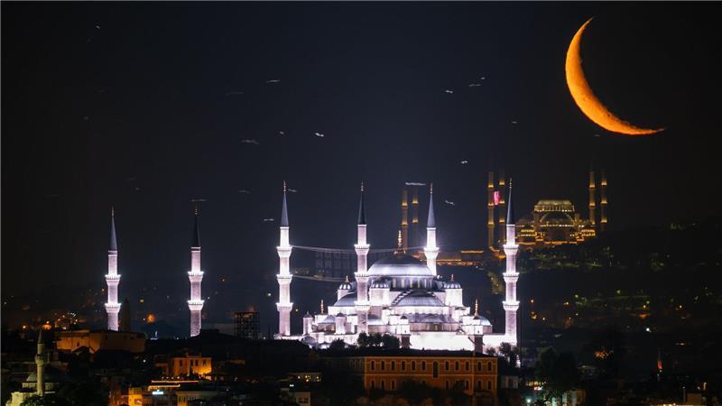 Der Mond ist aufgegangen. In diesem Fall über der Blauen Moschee (vorne) in Istanbul. 