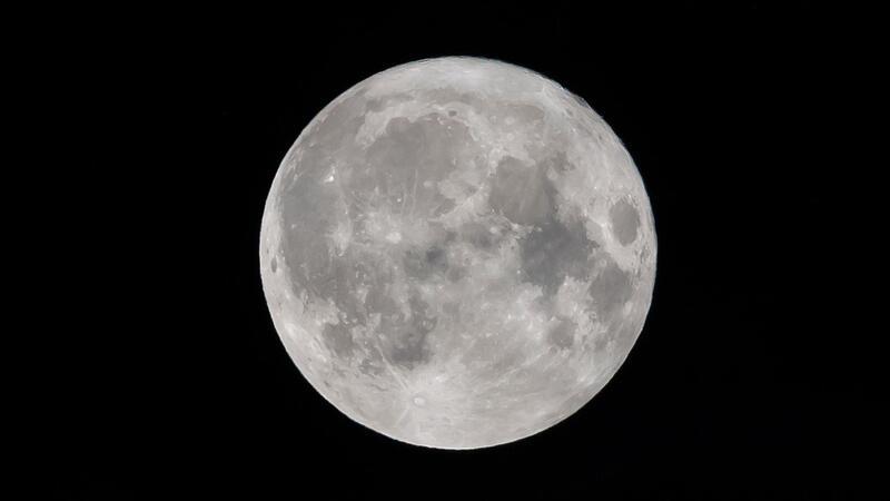 Der Mond ist mindestens 4,46 Milliarden Jahre alt.