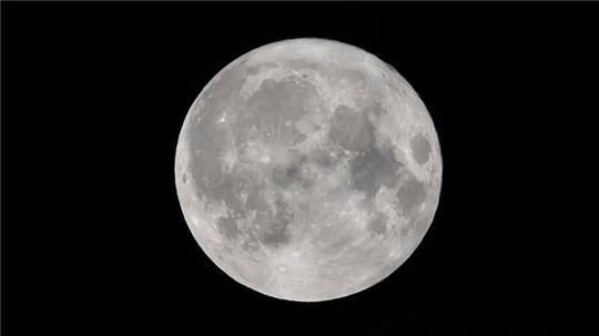 Der Mond ist mindestens 4,46 Milliarden Jahre alt.