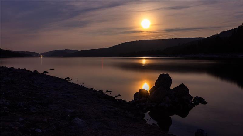 Der Mond ist über dem Schluchsee im Breisgau zu sehen.