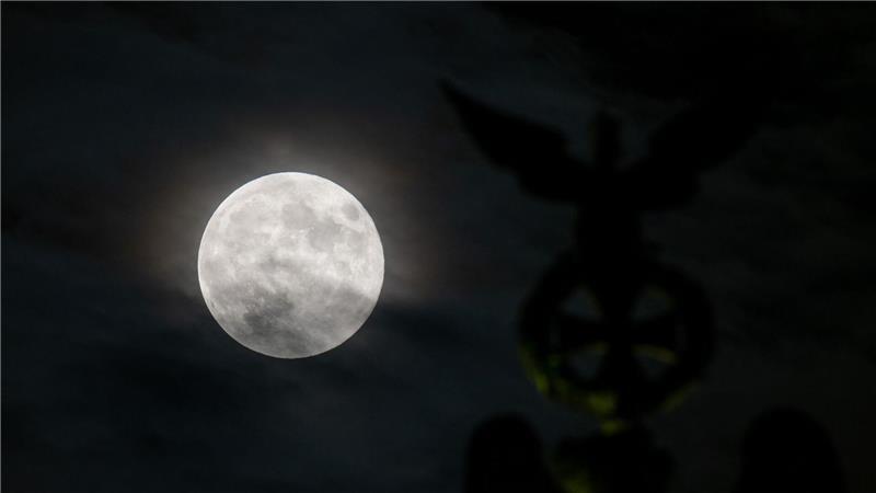 Supermond, Sternschnuppen - und Wolken am Abendhimmel Der Mond kommt der Erde näher. (Archivbild)
