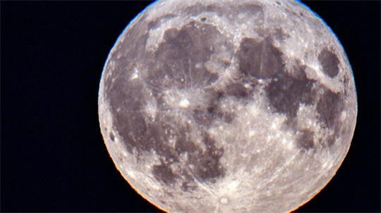 Der Mond scheint hell, weil er von der Sonne angestrahlt wird. Daran orientieren sich etwa Tiere bei Nacht auf der Erde.