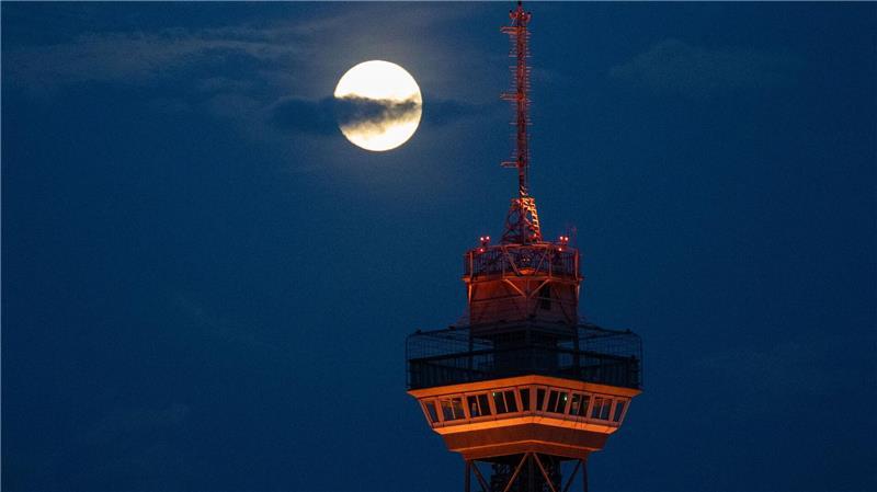 Der Mond steht über dem Berliner Funkturm.