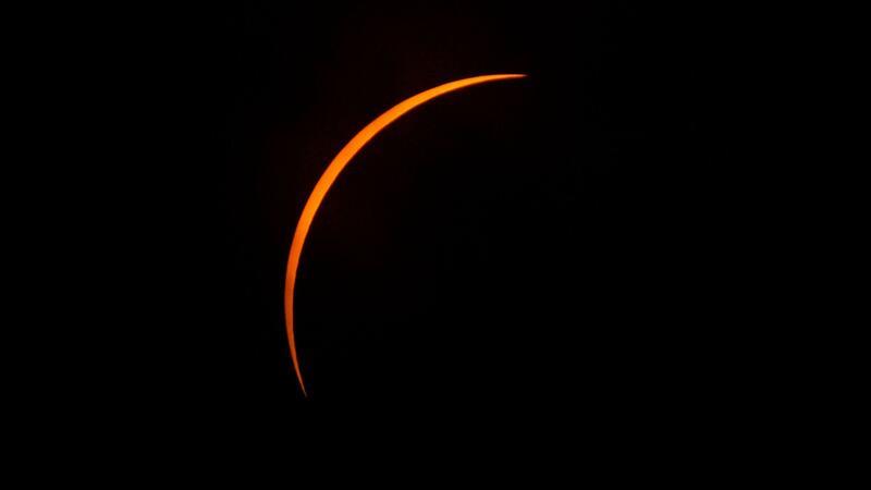 Millionen Menschen sehen totale Sonnenfinsternis Der Mond verdeckt fast komplett die Sonne.