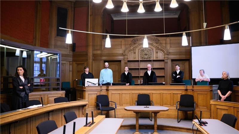 „Sie hatten keine Chance“ - Frau und Töchter getötet Der Mordprozess gegen eine 37-Jährigen beginnt nach dem grausamen Tod der Partnerin und gemeinsamen Töchtern.