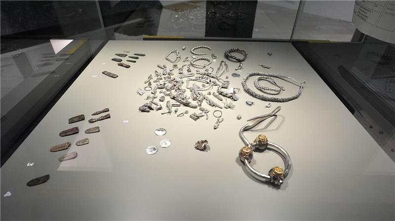 „Wikingerdämmerung“ - Eine Zeitenwende vor Tausend Jahren Der Morsumer Silberschatz ist erstmals in Gänze zu sehen.