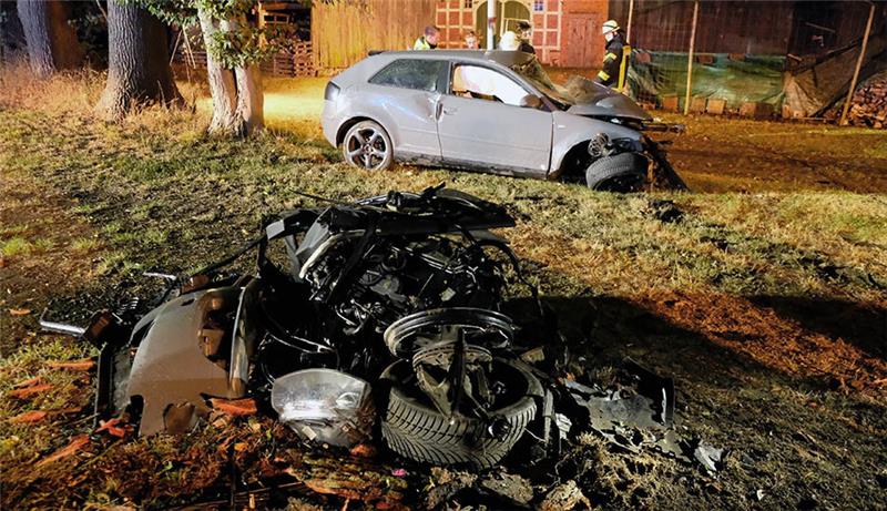 19-Jähriger bei Autounfall in Hammah lebensgefährlich verletzt Der Motorblock des Audi wurde durch den Aufprall aus dem Fahrzeug geschleudert.