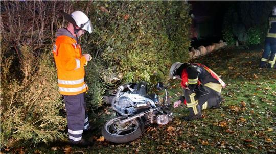 Schwer verletzt: Motorradfahrer verliert die Kontrolle in Hemmoor Der Motorradfahrer kam, nachdem er den Grünstreifen durchfahren hatte, in einer Hecke zum Stillstand.