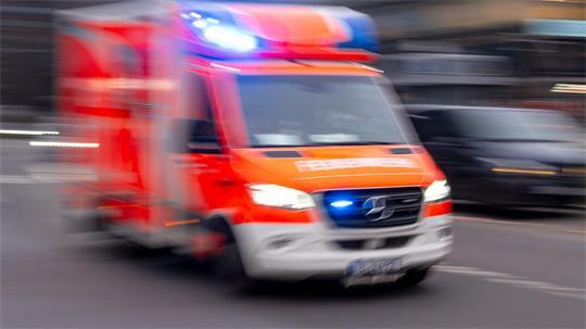 Der Motorradfahrer schwebt nach dem Unfall in Lebensgefahr. (Symbolbild)