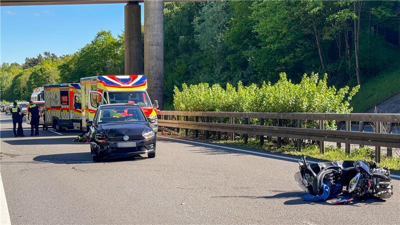 Der Motorradfahrer wurde bei dem Unfall lebensgefährlich verletzt.