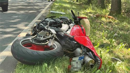 Der Motorradfahrer wurde bei dem Unfall schwer verletzt.