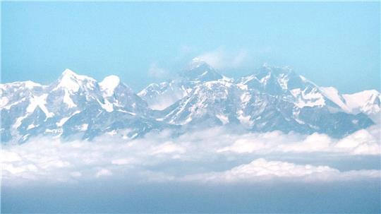 Der Mount Everest vom Flugzeug aus gesehen. (Foto Archiv).