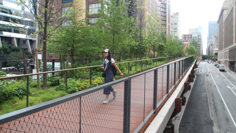 Die New Yorker High Line wird 15 Jahre alt Der „Moynihan Connector“ verbindet New Yorks High Line mit dem Bahnhof Penn Station.