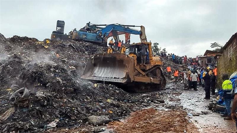 Der Müllberg geriet nach schwerem Regen ins Rutschen und verschüttete mehrere Häuser in einem Vorort der Hauptstadt Conakry. 