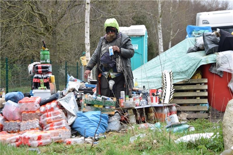 Der Müllberg von Marcel Suchomel, dem Obdachlosen an der B 73, ist in den vergangenen anderthalb Jahren stark angewachsen. Foto: Battmer