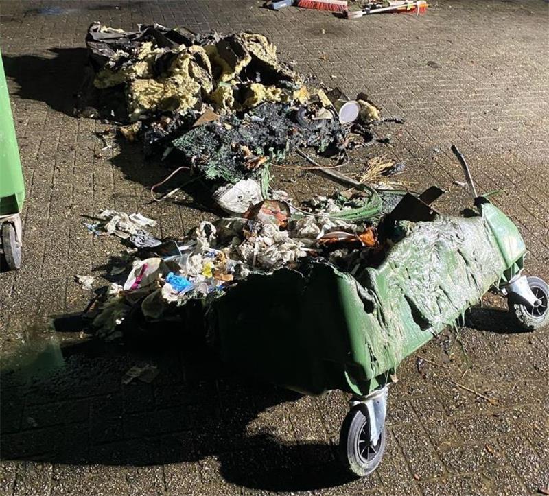 Der Müllcontainer brannte komplett nieder. Foto: Feuerwehr Drochtersen