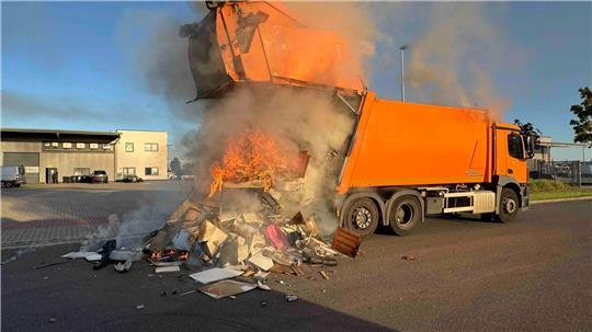 Der Müllwagen entlud seine brennende Ladung auf einem Wendehammer.