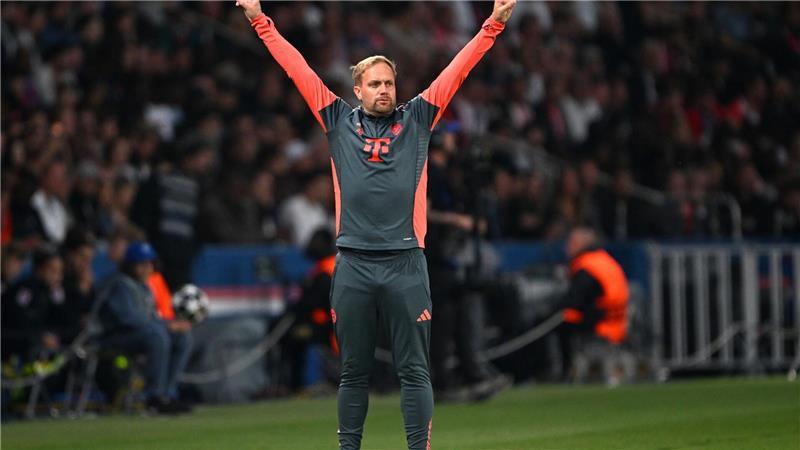 „Sehr intensives Spiel“: Großes Bayern-Comeback gegen PSG Der Münchner Aushilfs-Chefcoach in Aktion: Kompany-Assistent Aaron Danks trug wie immer einen Trainingsanzug.