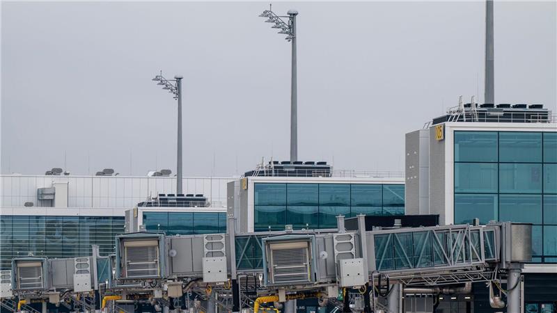 Der Münchner Flughafen wächst - im Bild der Erweiterungsbau des Terminals 1. Die Fernverkehrsanbindung aber fehlt weiter. (Archiv)