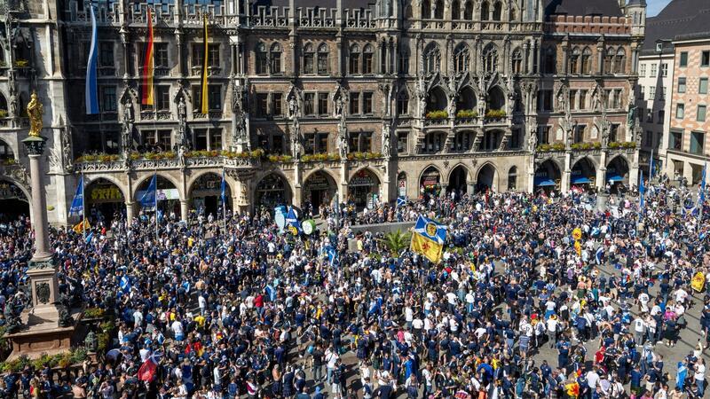 Münchner Fanzone voll: Polizei sperrt Zugang im Olympiapark Der Münchner Marienplatz ist voll - vor allem mit schottischen Fans.