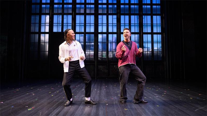 Nico Santos zeigt sein Tanztalent Der Musiker Nico Santos (r) übt mit OXA, dem Hauptdarsteller des MJ-Musicals, die typischen Michael-Jackson-Moves.