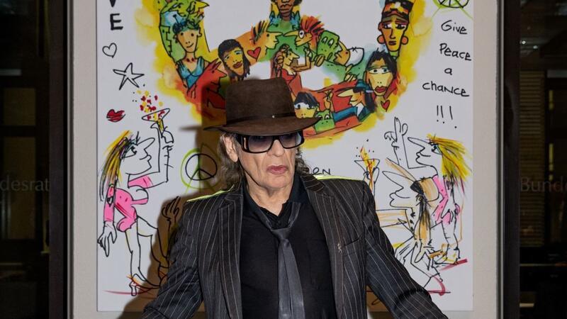 Lindenberg erhöht Gemälde-Preis auf 100.000 Euro Spende Der Musiker Udo Lindenberg steht im Bundesrat vor seinem Gemälde „Wir ziehen in den Frieden“.
