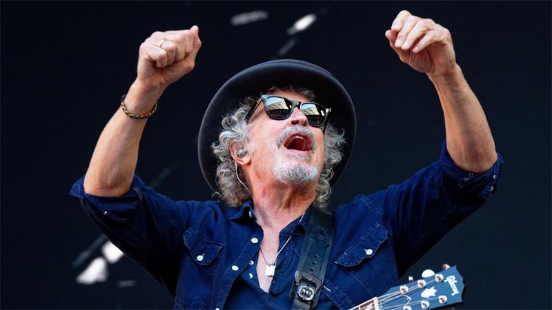 Der Musiker Wolfgang Niedecken steht bei einem Konzert der Rockgruppe BAP zum 50-jährigen Bestehen der Band im Rheinenergiestadion auf der Bühne.