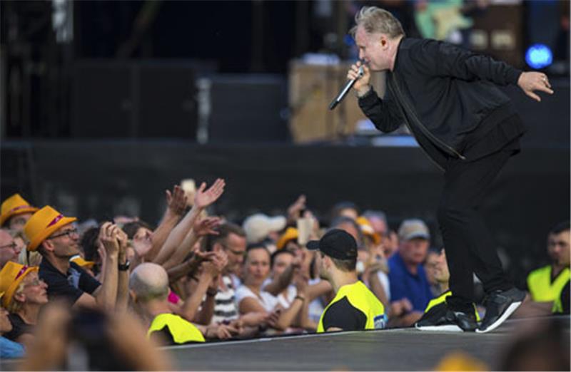 Der Musiker und Sänger Herbert Grönemeyer "flirtet" zum Auftakt seiner "Dauernd Jetzt"-Tour in Mainz  mit dem Publikm. Foto: Andreas Arnold/dpa