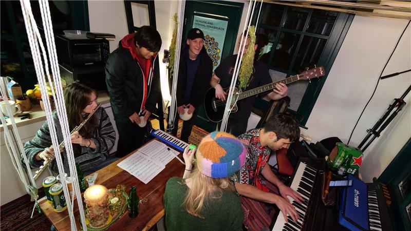 Er lebt in „Deutschlands kleinstem Studentenwohnheim“ Der Musikstudent (am Klavier) findet in dem laut Studierendenwerk Osnabrück kleinsten Studentenwohnheim Deutschlands genug Platz für Gäste.