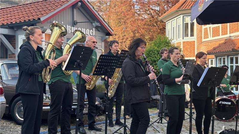 Familientag mit Rabatten: Der Harsefelder Jahrmarkt ist eröffnet Der Musikverein Harsefeld musiziert bei der Eröffnung des Jahrmarkts am Freitagabend.