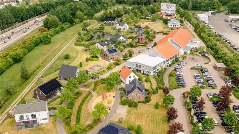 Der Musterhauspark aus der Luft: Er liegt direkt an der A7.