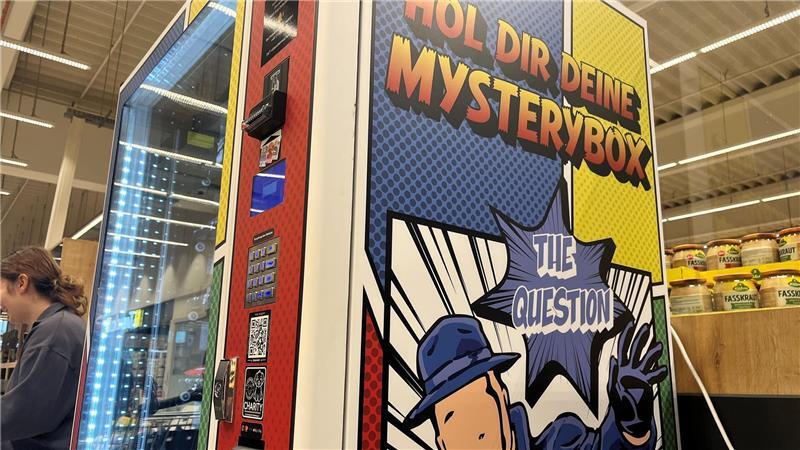 Der Mystery-Box-Automat im Supermarkt. Nach dem Einkauf bleiben hier etliche Kunden stehen und versuchen ihr Glück. Bald soll auch einer in Bremerhaven aufgestellt werden. 