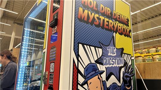 Der Mystery-Box-Automat im Supermarkt. Nach dem Einkauf bleiben hier etliche Kunden stehen und versuchen ihr Glück. Bald soll auch einer in Bremerhaven aufgestellt werden. 