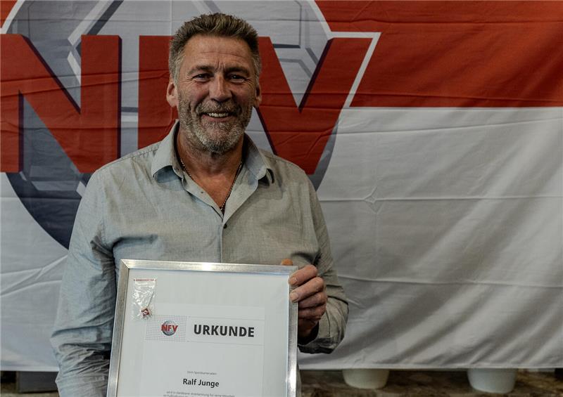 Zwischen Anzug und nackten Füßen: Ralf Junge macht nach 30 Jahren Schluss Der NFV ehrte im November Ralf Junge für seine lange Arbeit im Ehrenamt.