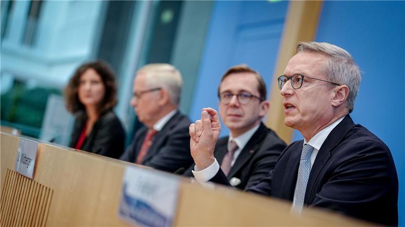 Der NKR stellt seinen Jahresbericht zusammen mit Digitalisierungsminister Karsten Wildberger (CDU) und dem Parlamentarischen Staatssekretär seines Ministeriums, Philipp Amthor (CDU), vor.