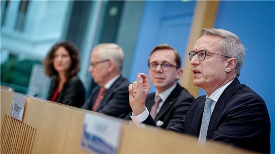 Der NKR stellt seinen Jahresbericht zusammen mit Digitalisierungsminister Karsten Wildberger (CDU) und dem Parlamentarischen Staatssekretär seines Ministeriums, Philipp Amthor (CDU), vor.