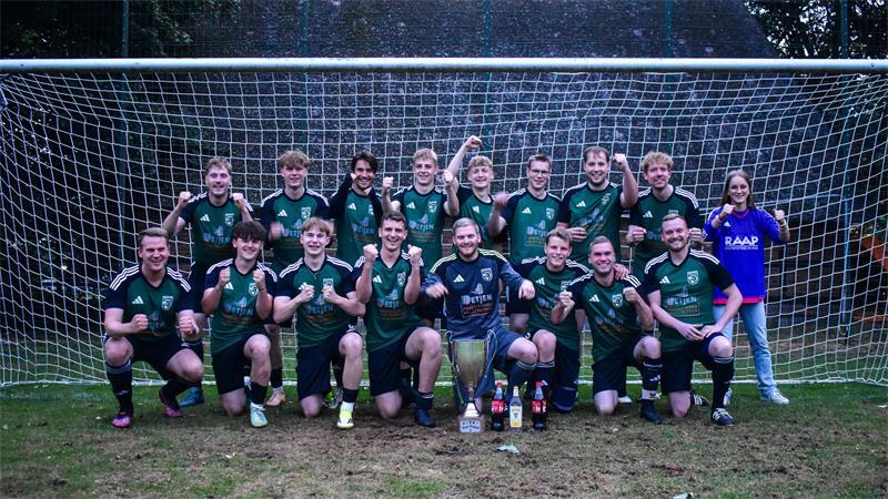 Der Nachbar gewinnt beim Nachbarn: Ahrenswohlde nimmt den Aue-Pokal 2026 aus Ahrensmoor mit nach Hause und versucht ihn 2027 auf heimischen Platz zu verteidigen.