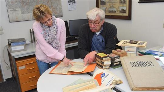 Der Nachlass des 1973 verstorbenen Lehrers Friedrich Hillmann aus Bargstedt wird übergeben.