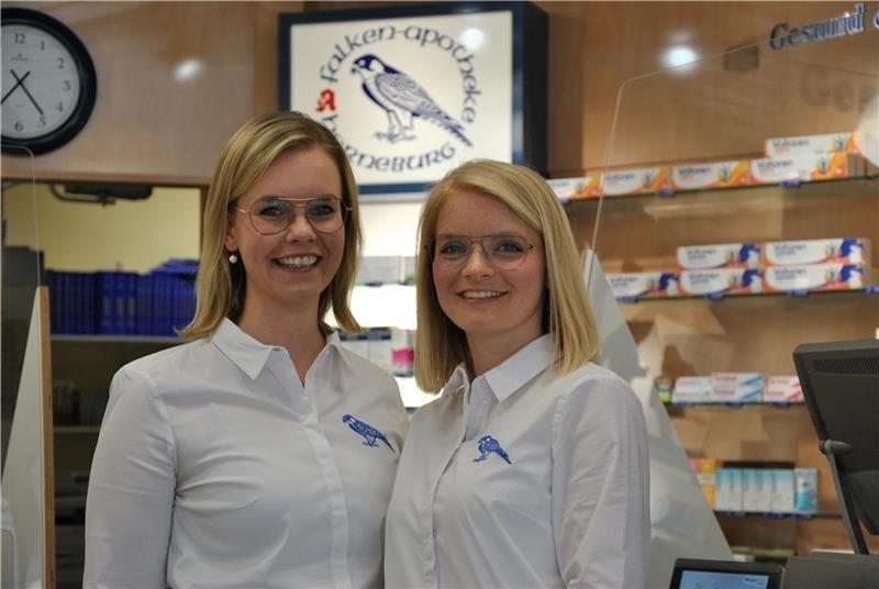 Der Nachwuchs in der Falken-Apotheke in Horneburg: Die Schwestern Lena und Julia Koch (von links) wollen die Apotheke ihres Vaters Rüdiger Koch übernehmen. Foto: Lohmann