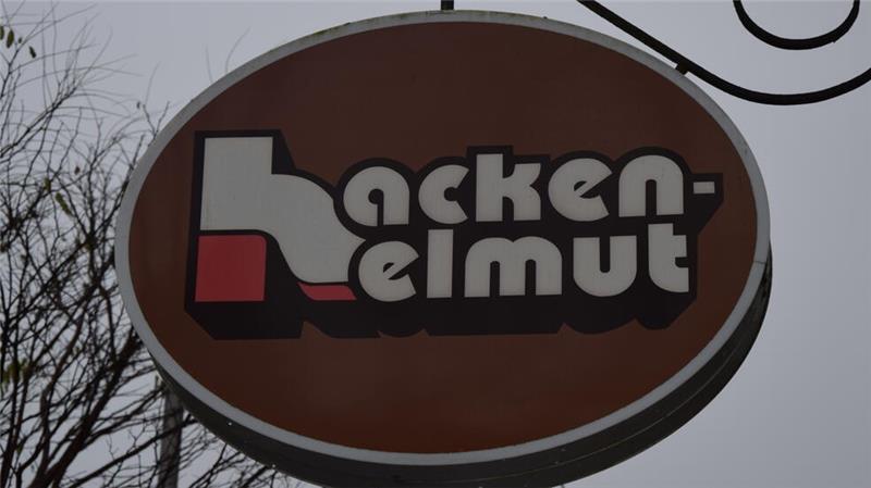 Buxtehuder Original: Schuhmacherbetrieb Hacken-Helmut schließt für immer Der Name Hacken-Helmut ist in Buxtehude ein Begriff. Das Firmenschild nehmen die Inhaber der Schuhmacherei nach der Geschäftsaufgabe mit nach Hause.