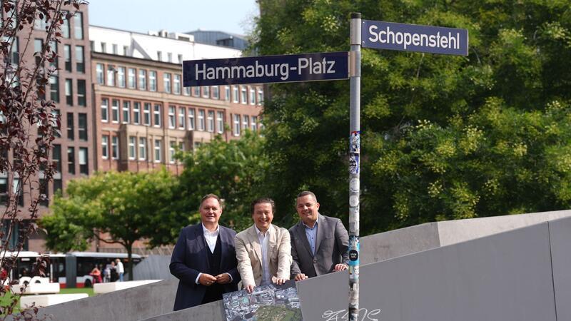Der Name Hammaburg-Platz soll auf den nicht mehr sichtbaren Ursprung Hamburgs aufmerksam machen.