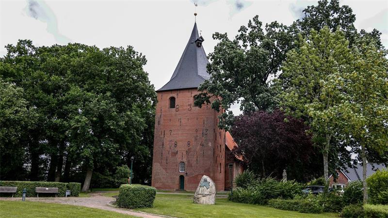 Der Name Neuenkirchen verweist in der Regel darauf, dass dort irgendwann eine neue Kirche errichtet wurde.