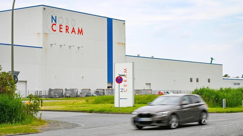 Der Name „Nordceram“ ist Vergangenheit. Im Fliesenwerk im Fischereihafen hat jetzt die Norddeutsche Solar Ceramics GmbH das Sagen. Und die geht ungewöhnliche Wege, um durch die schwierigen Zeiten zu kommen.