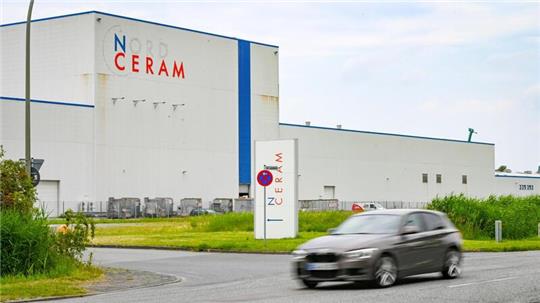 Der Name „Nordceram“ ist Vergangenheit. Im Fliesenwerk im Fischereihafen hat jetzt die Norddeutsche Solar Ceramics GmbH das Sagen. Und die geht ungewöhnliche Wege, um durch die schwierigen Zeiten zu kommen.