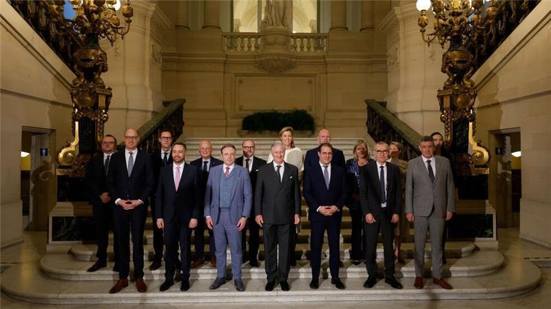 Neue rechtsgeführte Regierung Belgiens vereidigt Der Name der Arizona-Koalition ergibt sich aus den Farben der Parteien, die mit denen der Flagge des US-Bundesstaates übereinstimmen: Orange (CD&V), Blau (MR und Les Engagés), Rot (Vooruit) und Gelb (N-VA).