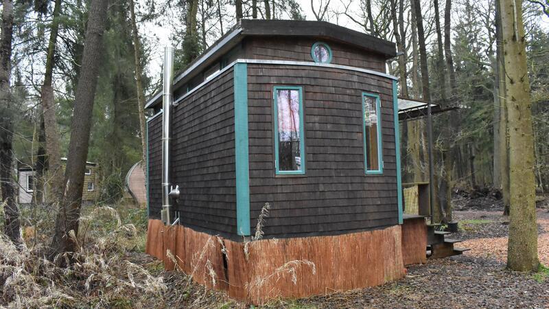 Der Nartumer Tischler Bernd Klöpper setzt bei seinen kleinen Häusern vor allem auf das Heizen mit Holz.