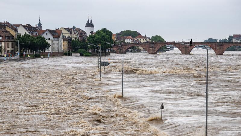 Hochwasser: Dauerregen sorgt für Extrem-Wochenende im Süden Der Neckar ist auf Höhe der historischen Altstadt von Heidelberg bei massivem Hochwasser über die Ufer getreten.