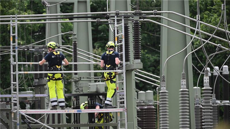 Der Netzbetreiber arbeitet weiter daran, alle betroffenen Haushalte wieder mit Strom zu versorgen. 