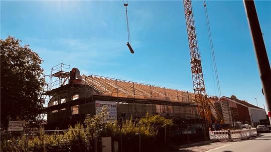 Der Neubau an der Grundschule Hammah wächst in die Höhe, die Zimmerei baut den Dachstuhl. Über den Ausbau des Geschosses hat nun die Politik entschieden.