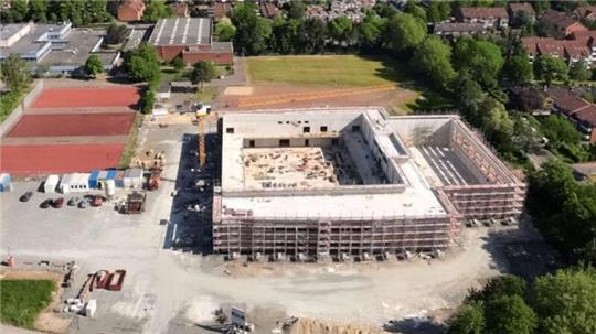 Der Neubau der Halle Nord in Buxtehude wächst in die Höhe. Hier sollen ab September 2025 die Handball-Bundesliga-Frauen des Buxtehuder SV spielen.
